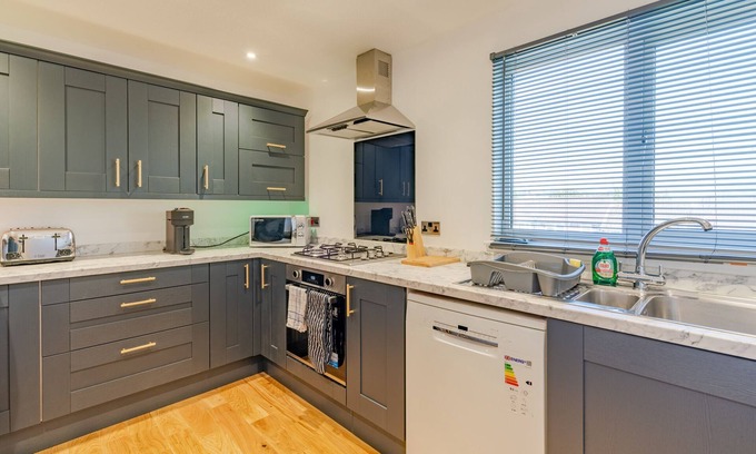 Newport Apartment | Upscale 2-Bed & Bath Flat in Newport