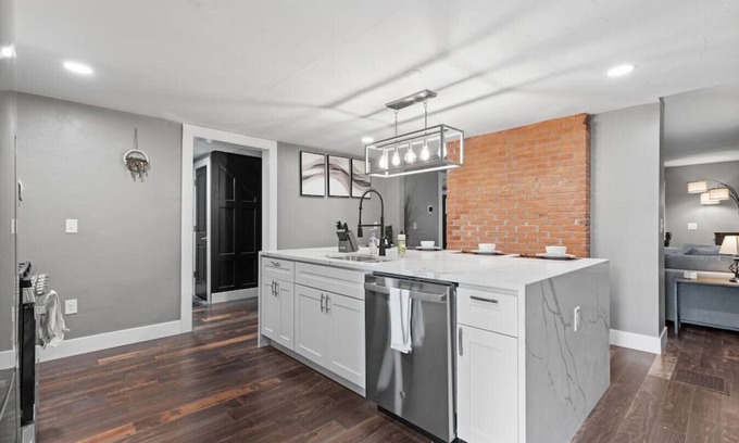 Shadyside Apartment | Upscale 2 Story Apartment w/8 beds| Free Parking