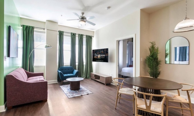 French Quarter Hotel | Upscale 2BR Condo Featuring Skyline Pool