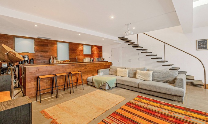 Notting Dale Apartment | Upscale 2BR Maisonette with Views in Notting Hill