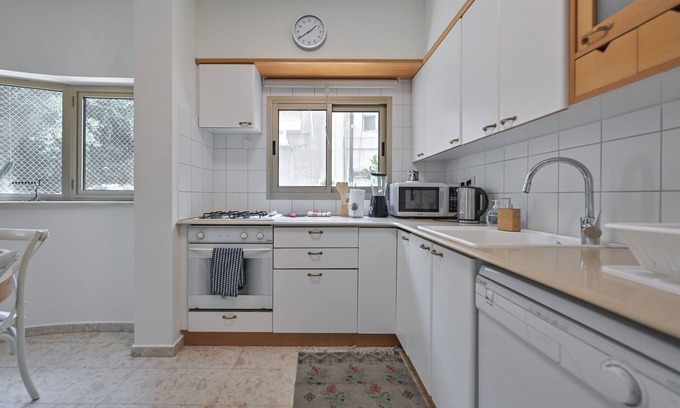Tel Aviv City Center Condo | Upscale 3 Bedroom Luxury Tel-aviv Apt.- 5 Min to the Beach