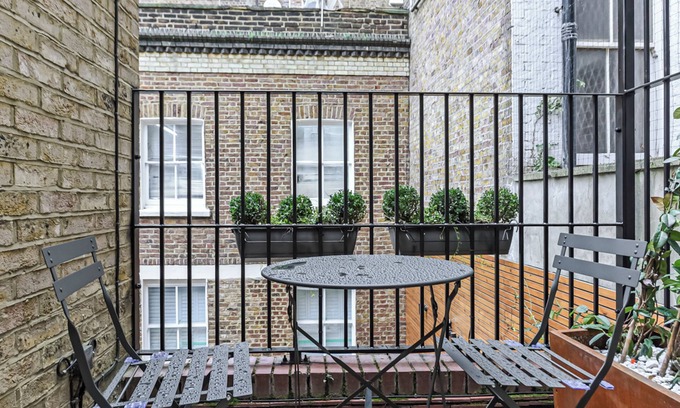 Abbey Road House | Upscale 3-BR Haven in High-end and Trendy Location