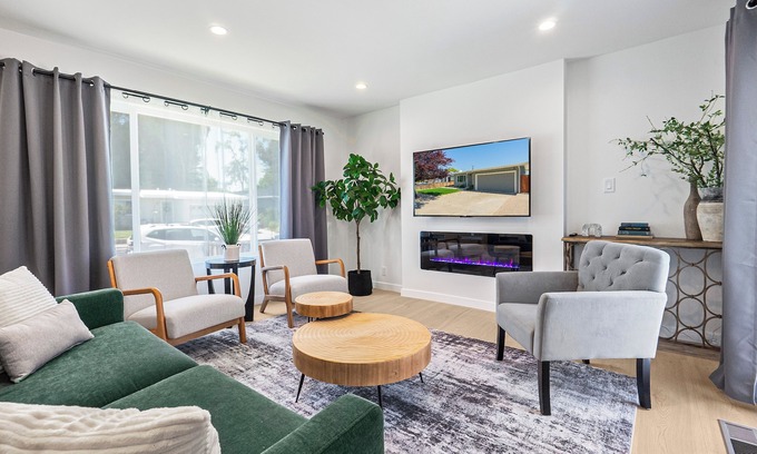 Santa Clara House | Upscale 3bd/2ba home w/WiFi, AC, workspaces; 2mi to Apple & Kaiser; pets ok