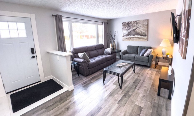 Thunder Bay House | Upscale 4 bedroom with 5 beds