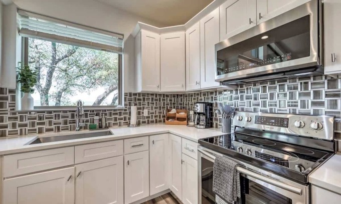 Point Venture House | Upscale 5BR Home on Lake Travis With Hottub & Lake Views
