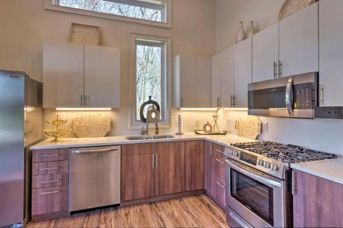Cunningham House | Upscale and Quiet Paducah Retreat on 15 Acres!