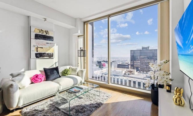 Beverly Hills Apartment | Upscale Apartment with Breathtaking Views | Free Parking | Gym, Pool & Hot Tub