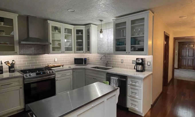 Coos Bay Apartment | Upscale apartment, roof top terrace, walk to shops, restaurants, boardwalk, park