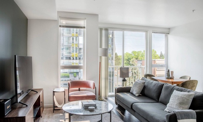 Wilburton Apartment | Upscale Bellevue Jr 1BR w/Lounge, Gym & W/D, nr Shops, by Blueground