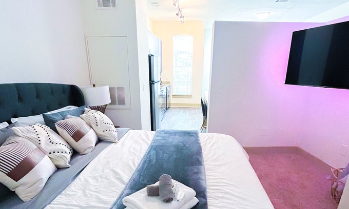 Brookwood Apartment | Upscale Buckhead Loft 1Bed1Bath, sleeps 1-4 balcony & free parking