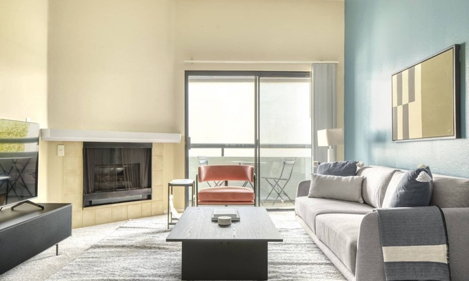 Downtown Burbank Apartment | Upscale Burbank 2BR w/BBQ, Gym & Pool, near TJ & WF, by Blueground