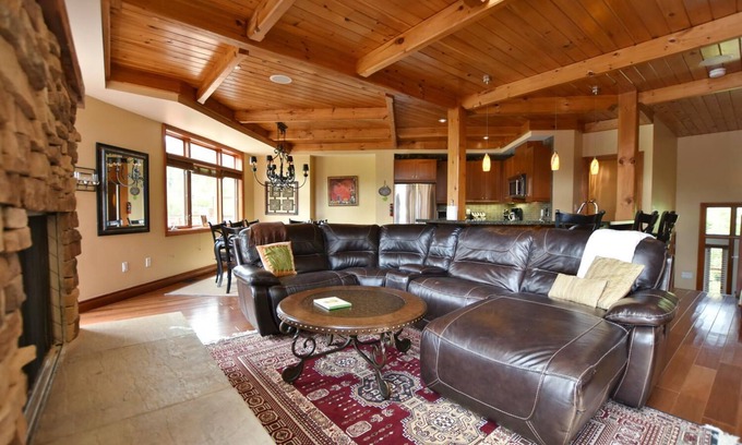 Craigleith Ski Chalet | Upscale chalet with private hot tub . Five minutes to blue mountain village .