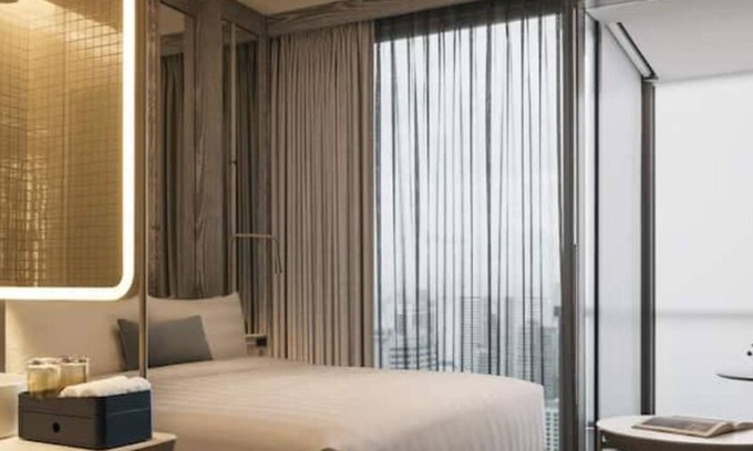 Orchard Hotel | Upscale Clean Tech Hotel Next to Famous Orchard Rd Club King w Balcony