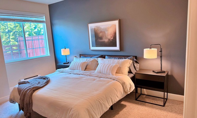 Renton Condo | Upscale Condo in Central Renton – Convenient to Airport, Hospitals & Downtown