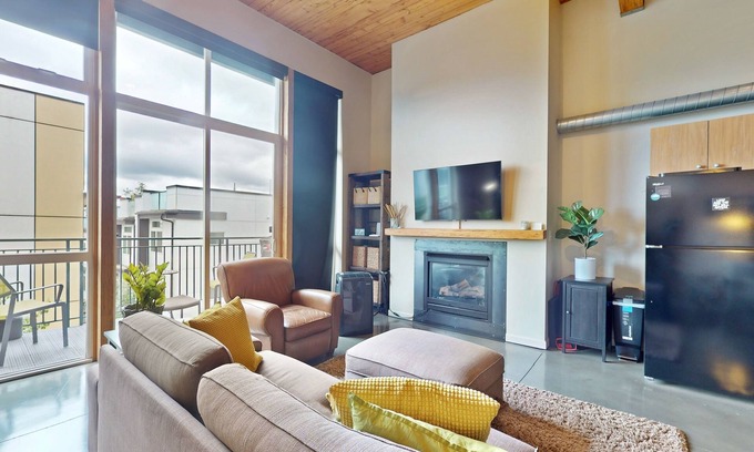 Miller Park Condo | Upscale condo with reserved parking, balcony, & sleek kitchen - walk to parks