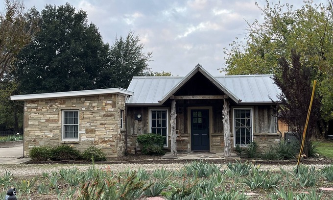 Flower Mound House | Upscale cottage on a farm in the middle of the city. Six miles to DFW airport.