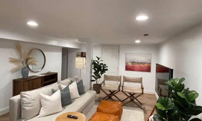 West Falls Church Apartment | Upscale, Full Kitchen, 2-Bedroom Aptn