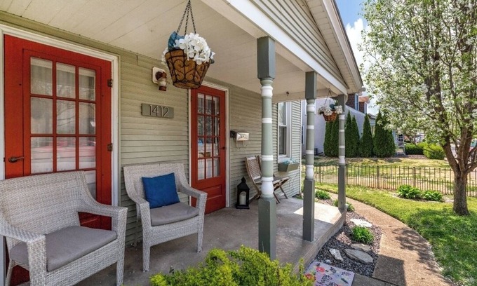 St. Charles Historic District House | UPSCALE HISTORIC MAIN ST*Huge Dining, Kitchen,Fenced BckYrd. PETS/Handicap acces