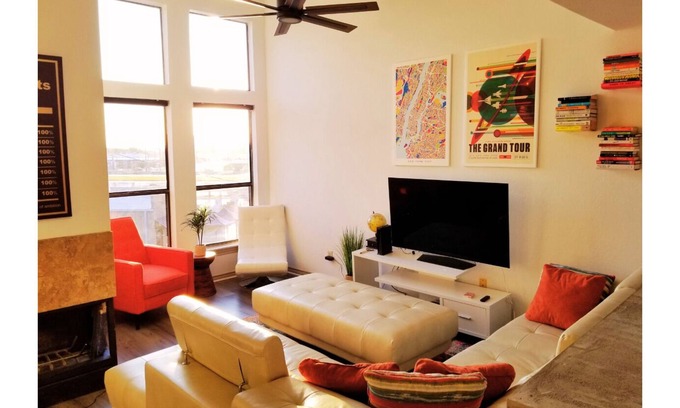 Irving Condo | Upscale luxury 2 bd 1 bth loft condo - 10 mins to Airport!