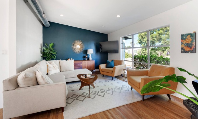 Serra Mesa House | Upscale Mid Century Modern Canyon Home