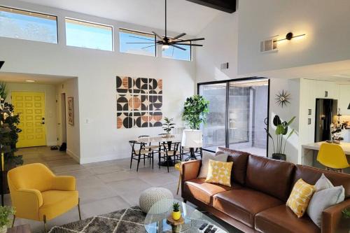 Palm Desert House | Upscale mid century on the green w Private Hot Tub