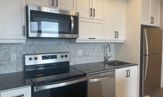 Oakville Condo | Upscale Modern 1 Bedroom on Oakville Mississauga Borders