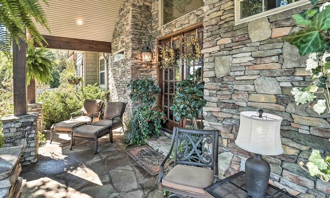 Franklin House | Upscale Mountain Escape w/View, 10 Mi to Dwtn!