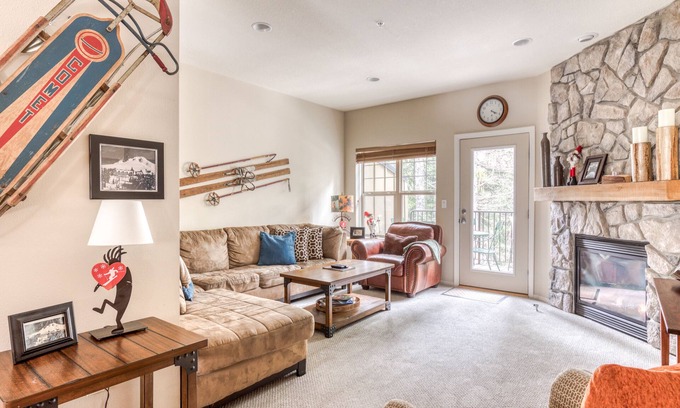 Government Camp Condo | Upscale mountain condo - pool, hot tub, sauna, furnished balcony & washer/dryer
