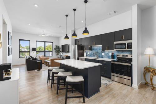 Edgehill Apartment | Upscale Music Row Corner Unit with Patio Rooftop with City View and Gym