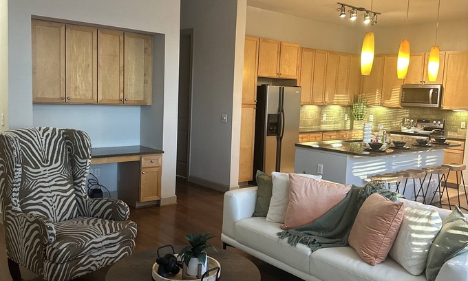 Houston Condo | Upscale newly chic Condo 5mins from the Galleria Mall Houston area