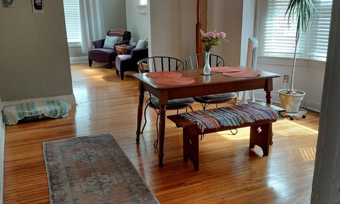 St. Louis Apartment | Upscale Ole School 3b/1bnRoomy, Comfy, Quiet, nWashU,Pageant,Forest Park Clayton