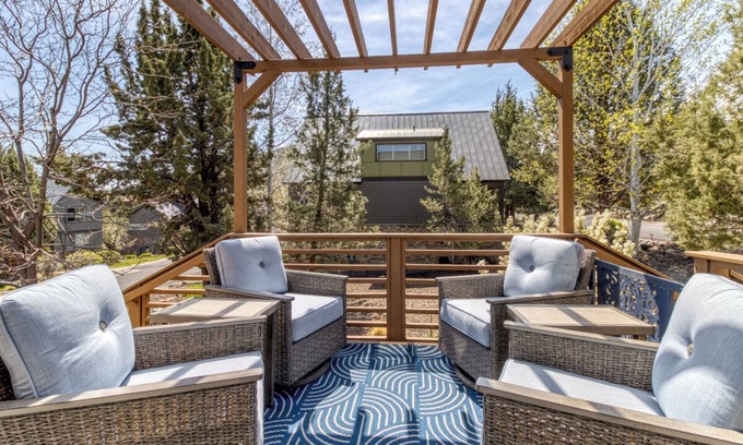 Redmond House | Upscale Redmond Getaway at Eagle Crest - Golf, Pools, Spa & Scenic Views