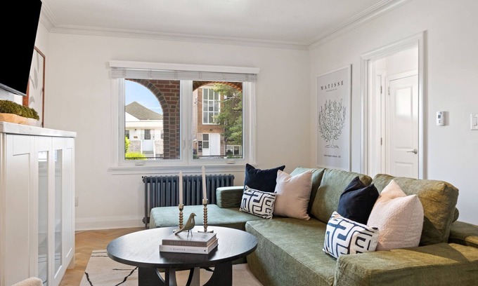 Oakwood Village House | Upscale Toronto Home Near Transit | Office | King Beds | Garden | Backyard Oasis