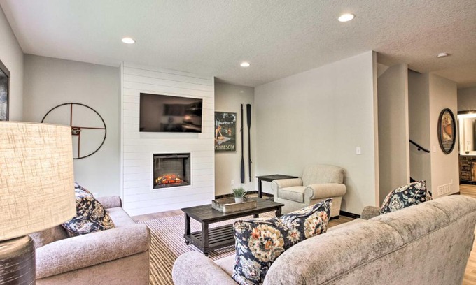 Lake Shore House | Upscale Townhome in Causeways on Gull Resort!