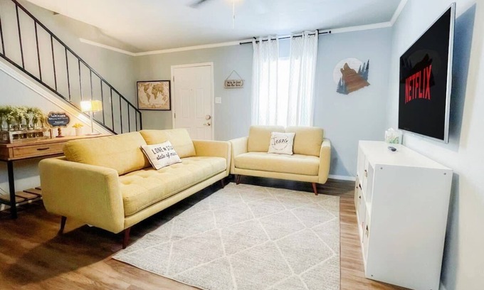 San Antonio House | Upscale Townhouse Heart of SA's medical Center