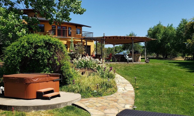 Hopland House | Upstairs Apartment on Nature Retreat