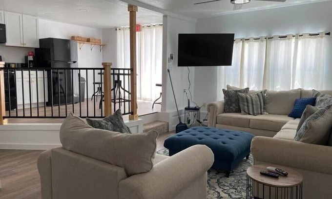 Chandler Apartment | Upstairs Apartment On Rout 66. 1 story above Historic Chandler, OK.