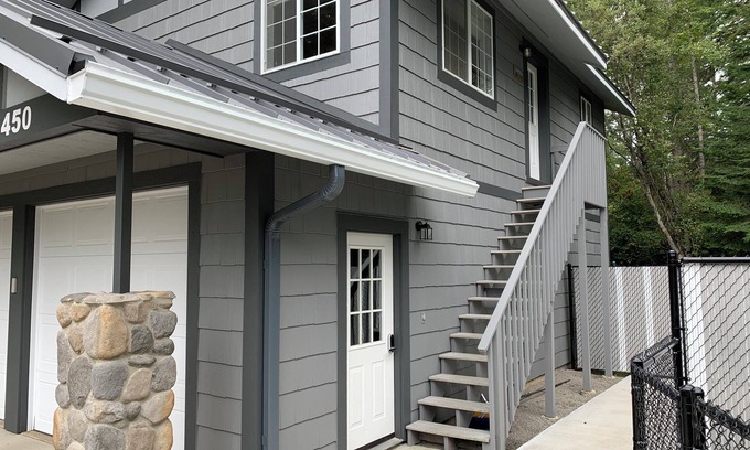 Sagle House | Upstairs Getaway by Steve & Pat