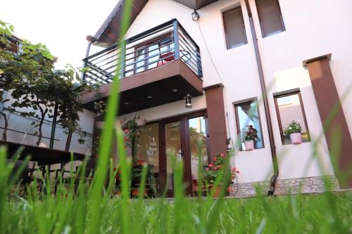 Tirgu Jiu House | Upstairs Residence