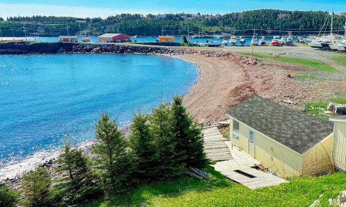 Norman's Cove-Long Cove House | Upstairs @ The Homestead Oceanfront Suites