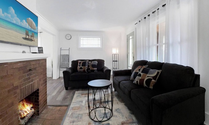 Rochester House | Upstate Haven 3BRKing Bed Near UofR & Airport 1.5 BA