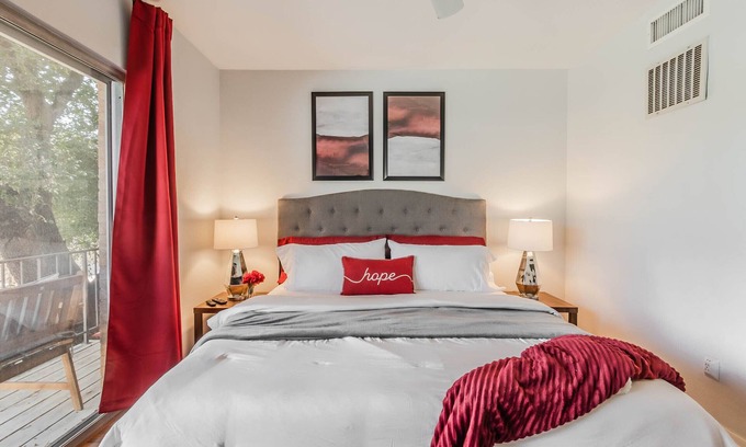 Turtle Creek House | Uptown Dallas Getaway Retreat