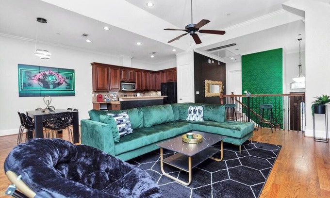 Woodlake - Briar Meadow House | Uptown-Galleria|PrivateBackYard|Sleep12| KingSuite
