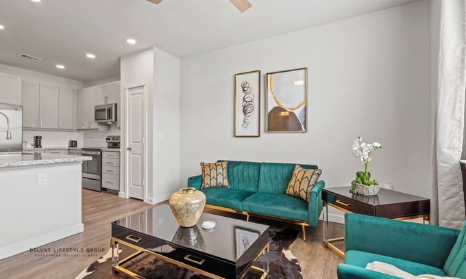 Spring Branch East Apartment | Uptown Houston Modern Queen Suite