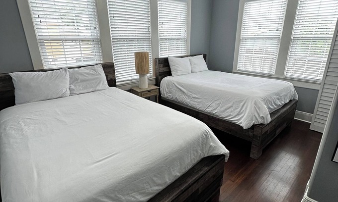 Broadmoor House | Uptown Nola Minutes away from everything. Sleeps 10 private driveway