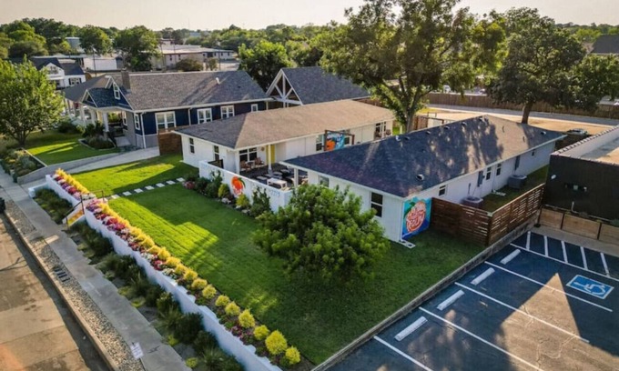 Austin Ave. House | Uptown Peach ~ Boutique Hotel near Magnolia & BU
