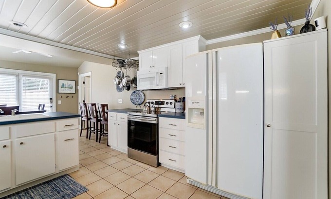 NoDa House | Uptown Stunner w/ Hot Tub & Foosball | King Suit