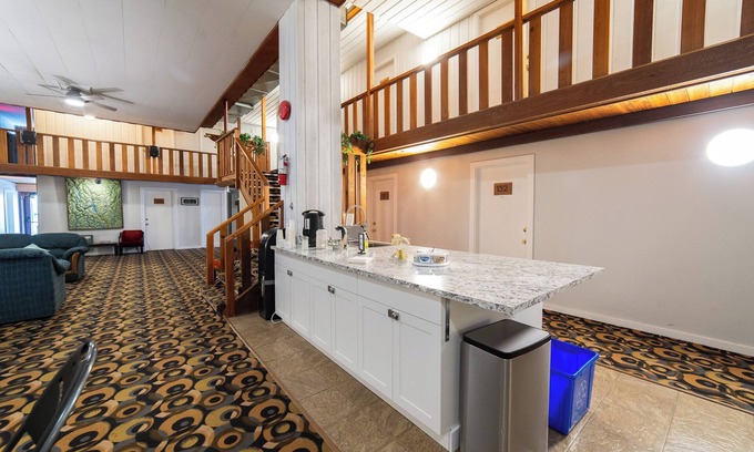 Creston Hotel | Uptowner Hotel