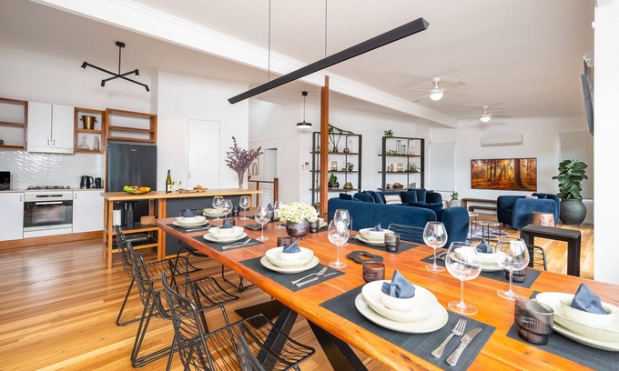 Bomaderry House | Uralla House - Urban Bush Retreat, centrally located with 2 Master Bedrooms