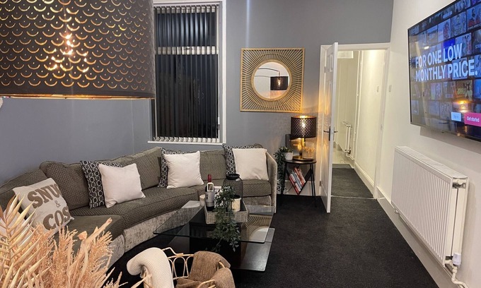 King's Heath House | Urban 3 Bedroom Home in Kings Heath-Great Location
